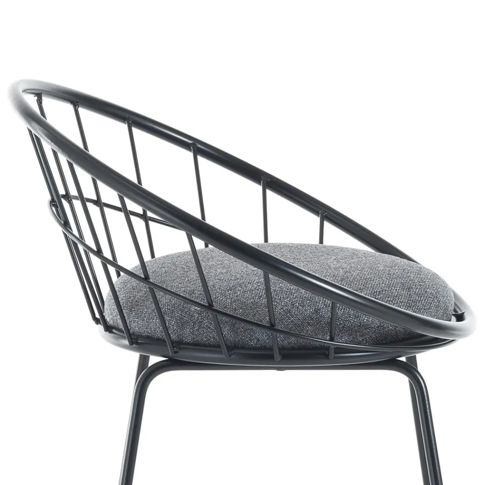 2 vadderade pallar och stålkonstruktion i olika ytbehandlingar - Torio Viadurini