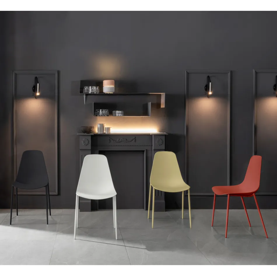 4 stolar gjorda av polypropen sits och metallben - Mary Viadurini