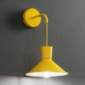 Vägglampa i färgad metall av modern industriell design - Lunapop