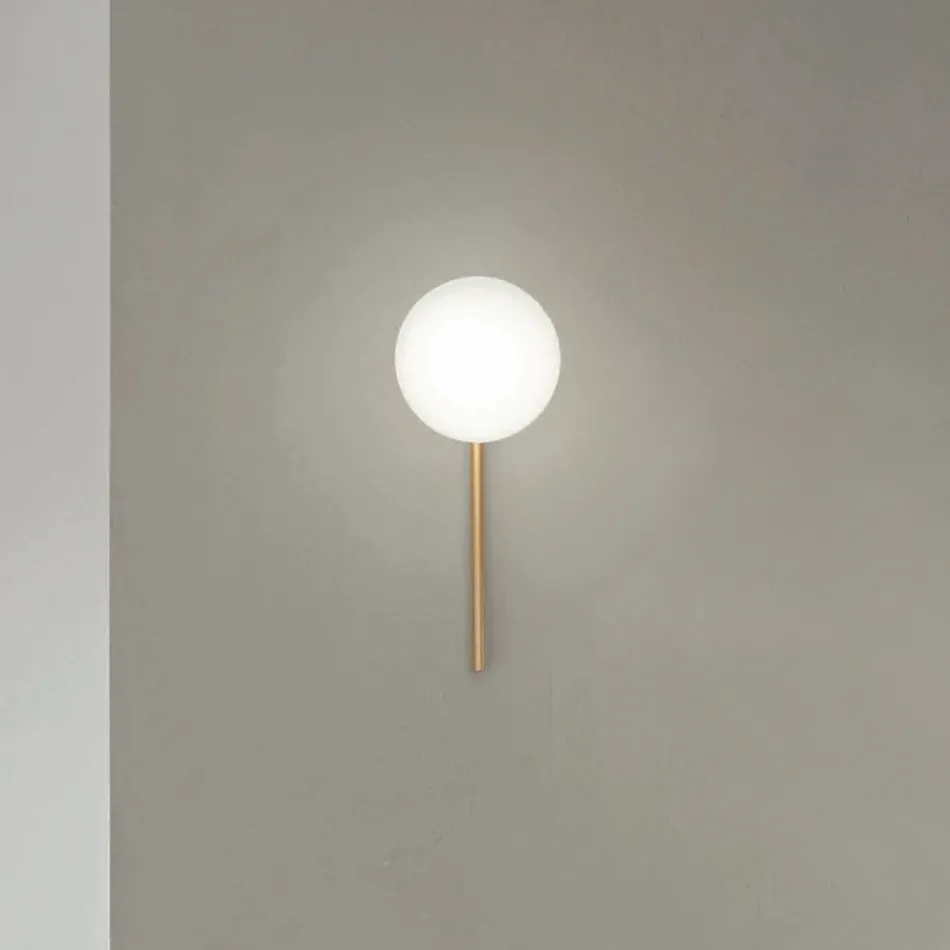 Vägglampa med LED i guldmålad metall och blåst glas - Ailanto Viadurini