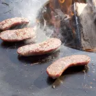 Träbrännbarbecue med kokplatta och vedhållaravdelning - Ferran Viadurini
