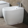 Aster bidé med ett hål i matt svart och vit keramik med modern design
