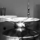 Mittpunkt i Brezza della Versilia marmor och metall tillverkad i Italien - Amabile Viadurini