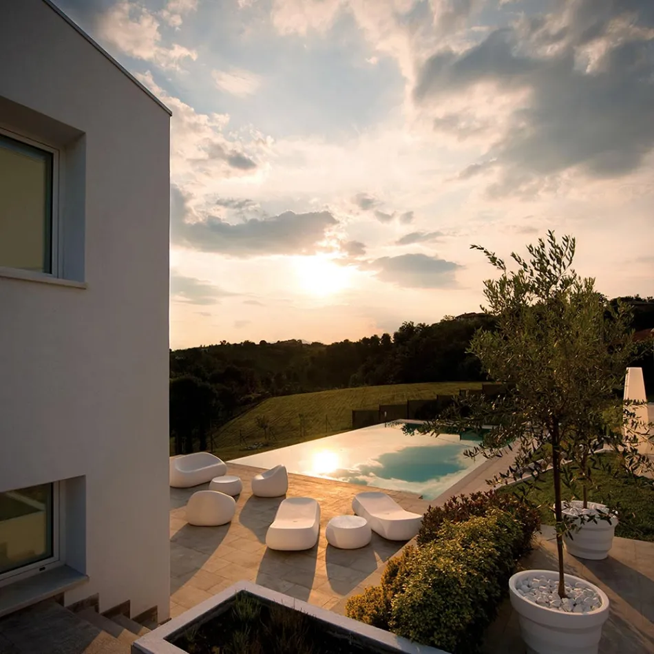 Design utomhus schäslong i vit polyeten Tillverkad i Italien - Ervin Viadurini