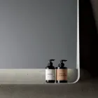 Badrumskomposition med 2 lådor och 2 öppna fack, spegel och handfat - Magnolia Viadurini