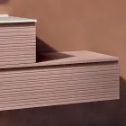 Badrumskomposition med puderrosa lådor, handfat och spegel - Elios Viadurini