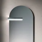 Badrumskomposition med låda, handfat, spegel, väggskåp och hyllplan - Elios Viadurini