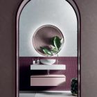 Badrumskomposition med handfat i harts och spegel Tillverkad i Italien - Palom Viadurini