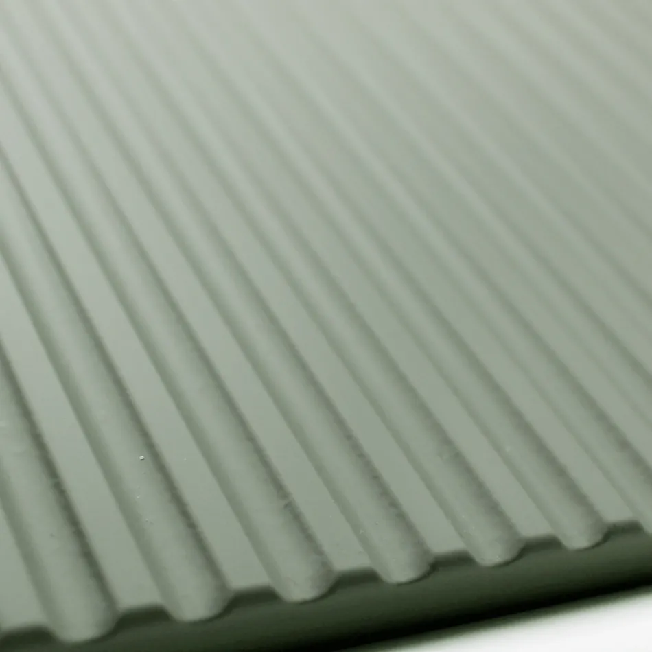 Badrumskomposition med spegel och metallväggar Tillverkad i Italien - Efesto Viadurini