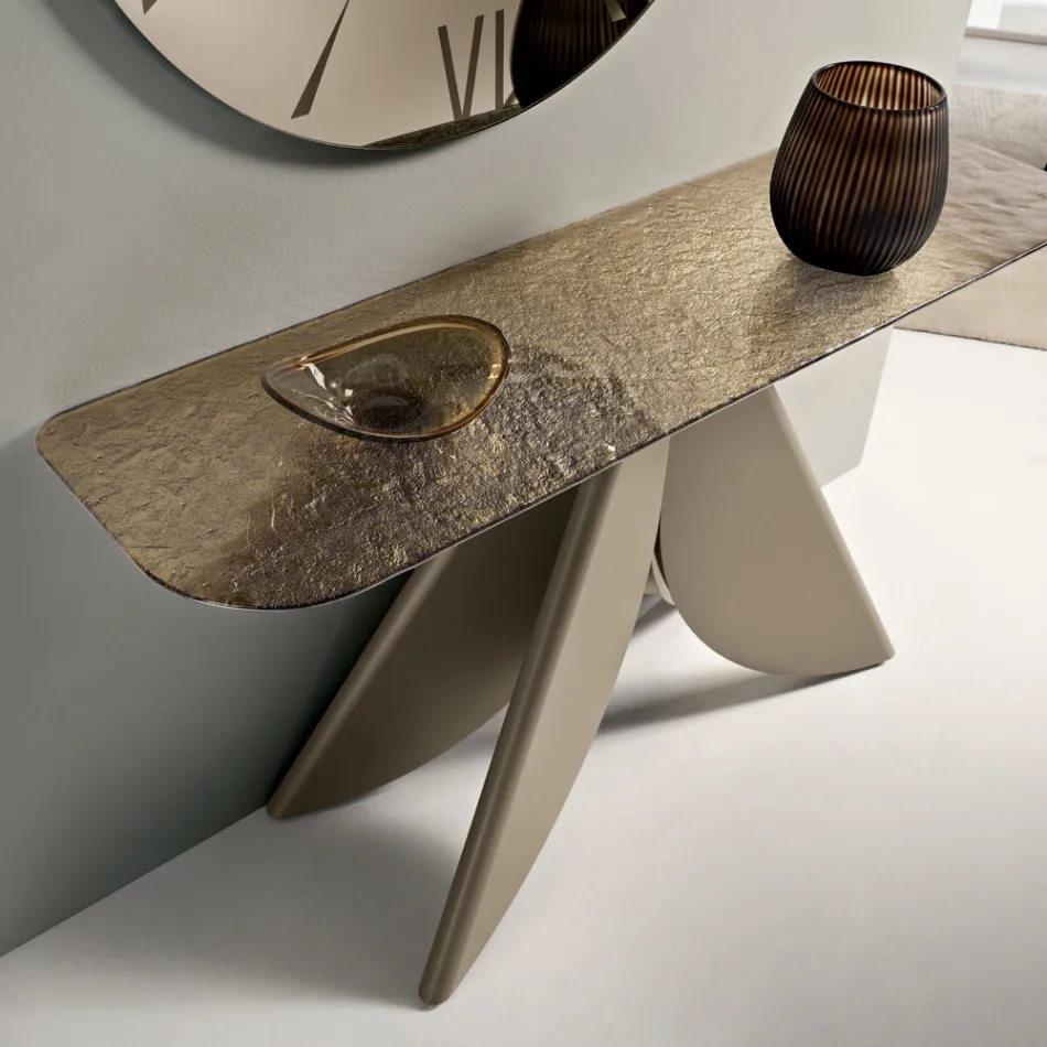 Vardagsrumskonsolbord i metall med försilvrad hamrad glasskiva - Cristina Viadurini
