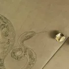 Samtida skänk med 2 massivt trä dörrar och anilinläder Joy Viadurini