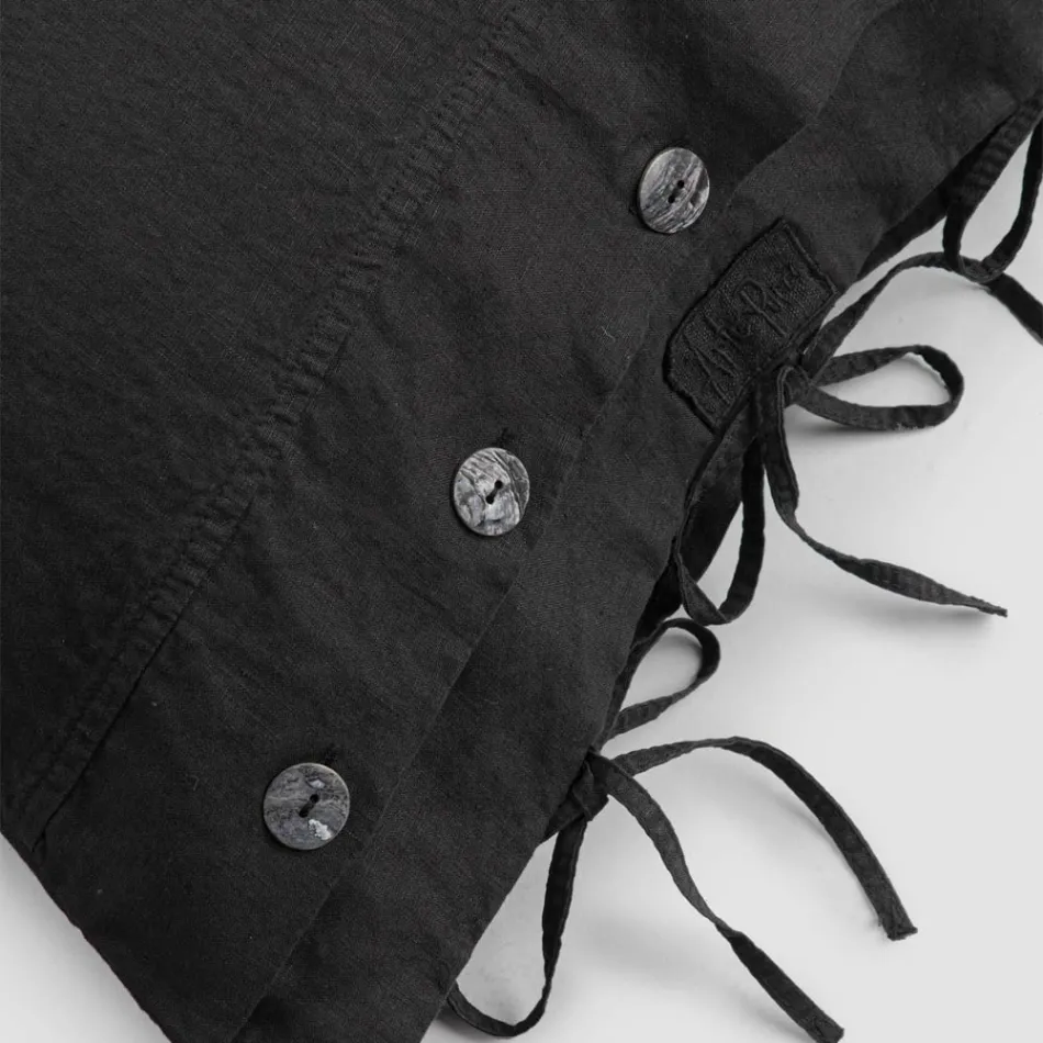 Rektangulärt säng örngott i vitt eller svart linne med knappar och snören - Agora Viadurini