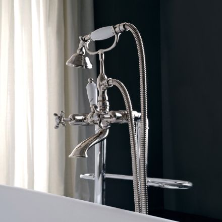 Golvstående badkarset med handdukstork och handdusch Tillverkat i Italien - Turin Viadurini