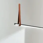 Horisontell upphängningslampa i metall och detalj i konstläder - Cypress Viadurini