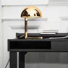 Bordslampa i mässing med guld- eller palladiumfinish tillverkad i Italien - Adana Viadurini