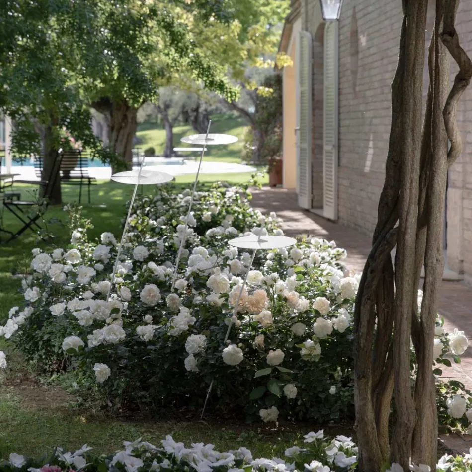 Trädgårdsgolvlampa aluminium vit design med näckrosblad - Cipriam Viadurini