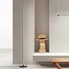 Golvlampa i svartmålad metall med ledljus - orange Viadurini