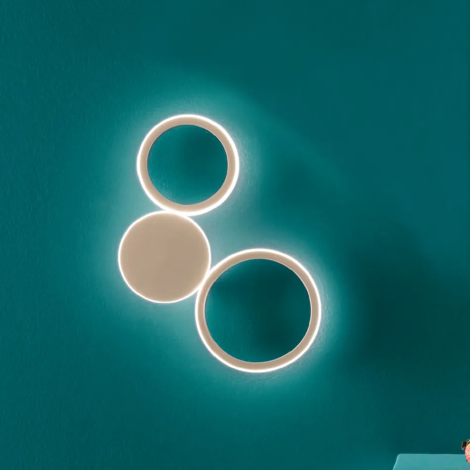 Modern LED-vägglampa med guldmålad metallstruktur - Punto Viadurini