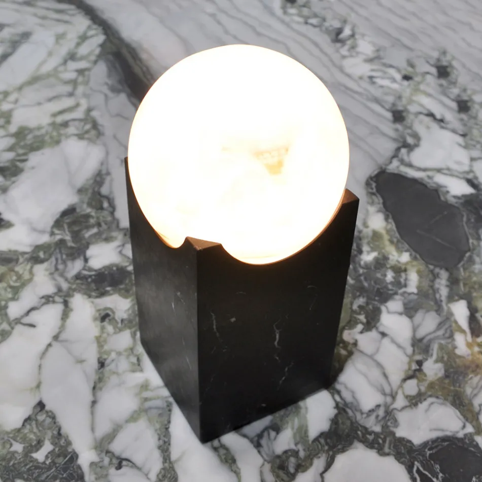 Rektangulär lampa med vit sfär och marmorfot Tillverkad i Italien - Koshi Viadurini
