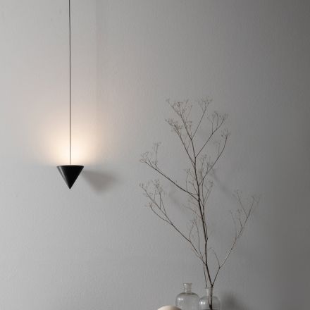 Upphängd lampa i svart aluminiumtråd och stor designkon - Mercado Viadurini