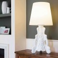Färgad bordslampa Slide Lady of Love modern design gjord i Italien