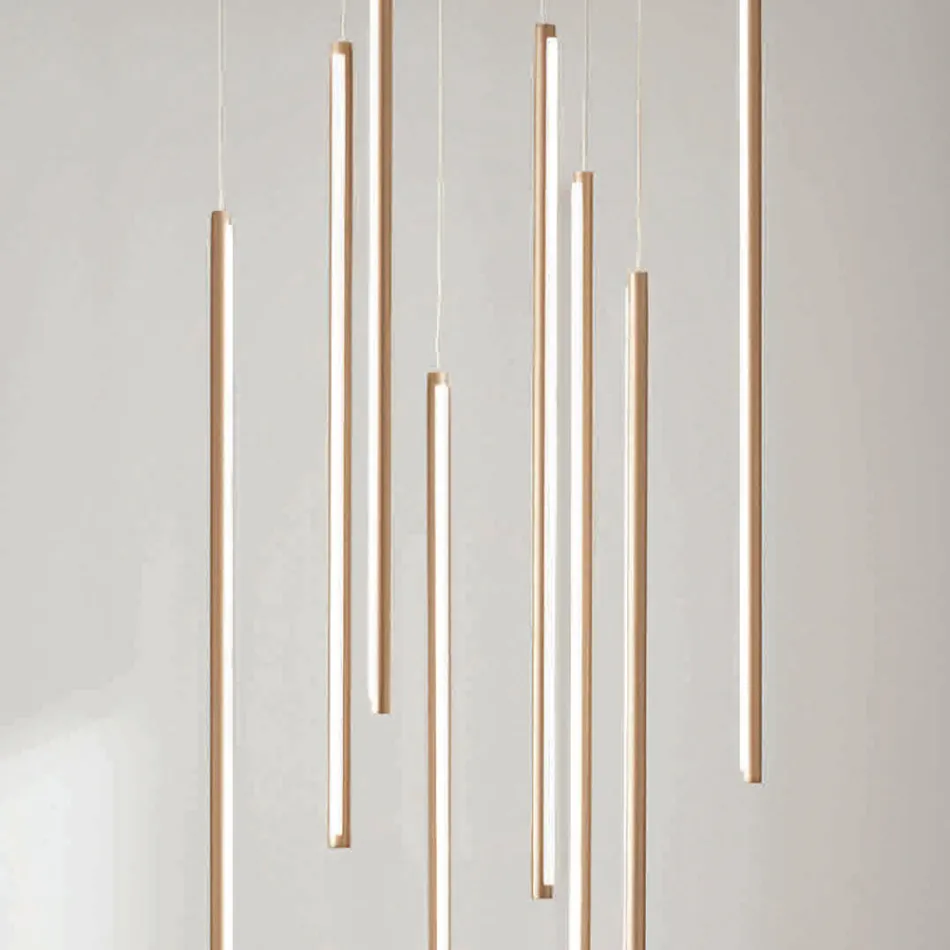 Ljuskrona med 8 LED-lampor i guldmålad metall och justerbara kablar - Orange Viadurini