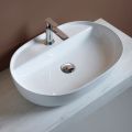 Enkelhåls tvättställ i bänkskiva i blank keramik med modern design - Papavero