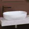 Ovalt handfat i vit keramik med modern design - Papavero