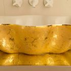 Handfat i bänkskivan i vit och guld keramik gjord i Italien Cubo Viadurini