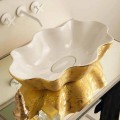 Handfat i bänkskivan i vit och guld keramik gjord i Italien Cubo