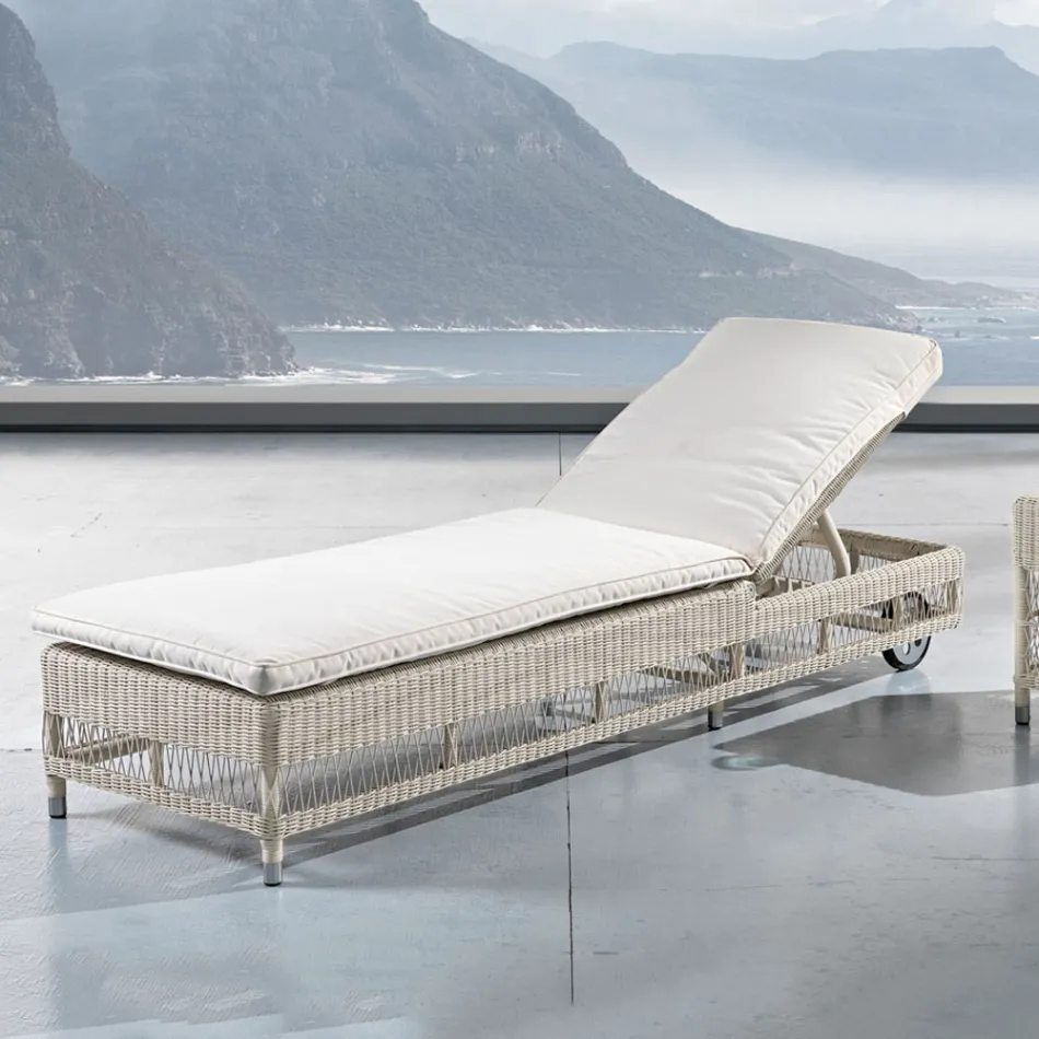 Utomhussolsäng med hjul i handvävd polyrattan - Gigi Viadurini