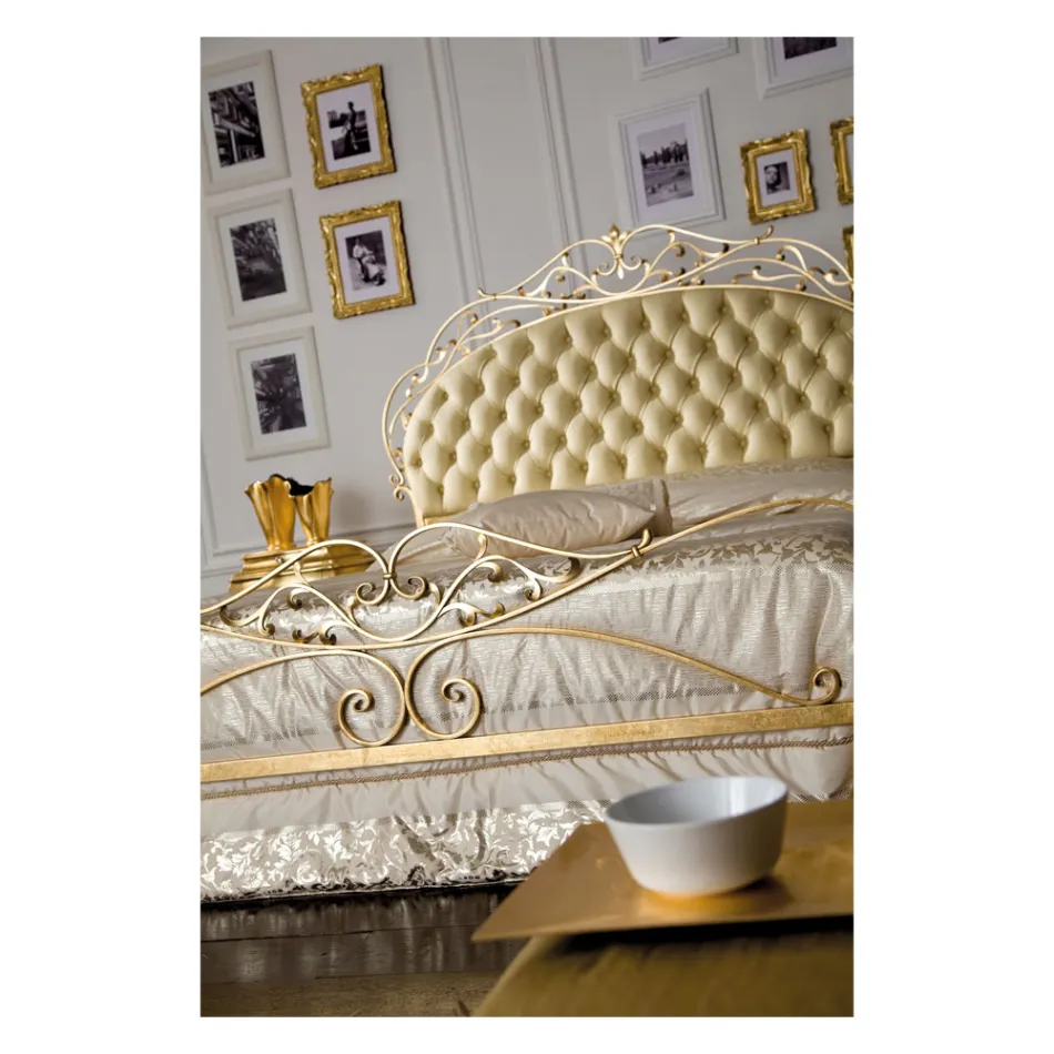 Klassisk och lyxig dubbelsäng i järn och läder Made in Italy - Laki Viadurini