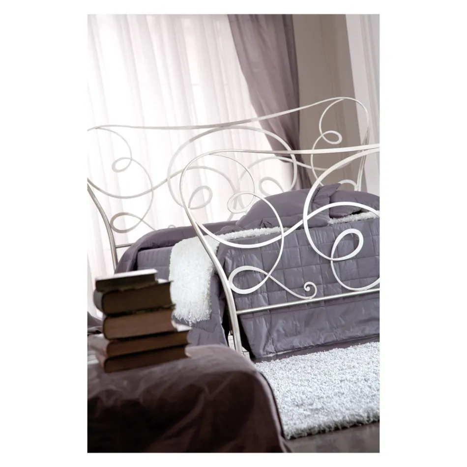 Dubbelsäng med fotbräda, madrass, kuddar och 2 sängbord - Lampo Viadurini