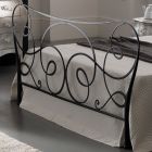 Dubbelsäng med fotbräda, madrass, kuddar och 2 sängbord - Lampo Viadurini