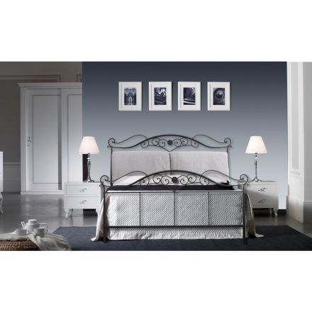 Dubbelsäng med sänggavel med 2 kuddar, madrass och 2 sängbord - Life Viadurini