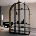 Fristående välvd bokhylla i rökt glas och borstad bronsdesign - Marco