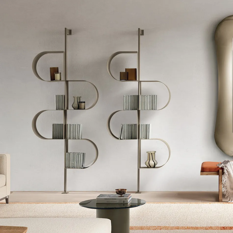 Fatima målad metall vertikal bokhylla med justerbara ben Viadurini