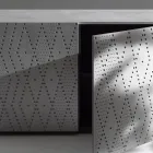 Skänk med 3 dörrar och 3 innerhyllor, dekoration i gjuterialuminium - Scorpion Viadurini