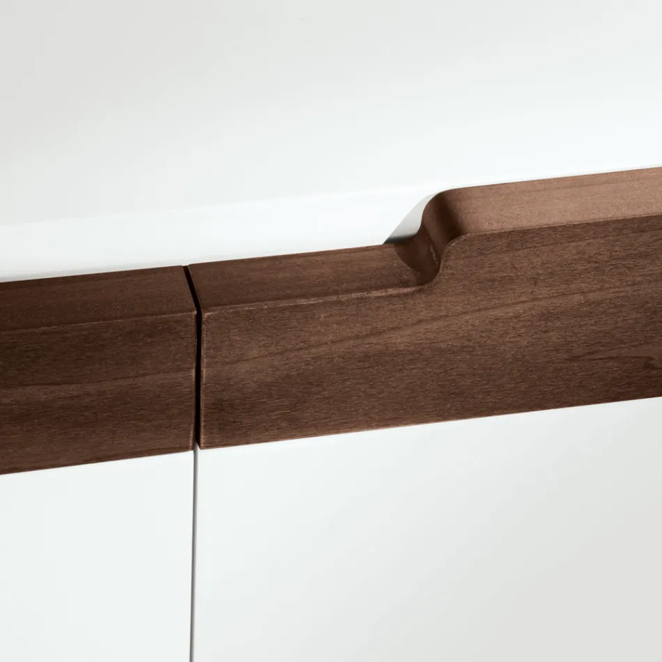 Vardagsrumsskänk med 4 dörrar i vitt och Canaletto-finish Made in Italy - Alla Viadurini