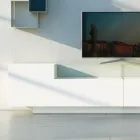 Skänk i vit Mdf med glasfodral och sockelfot Tillverkad i Italien - Kisha Viadurini