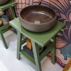 Fristående badrumsskåp med teakfinish och stor grön hylla - Raomi Viadurini