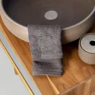 Fristående badrumsskåp i naturlig teak med grå färgstöd - Gatien Viadurini