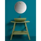 Modernt badrumsskåp med grön hylla och handdukskrokar - Crina Viadurini