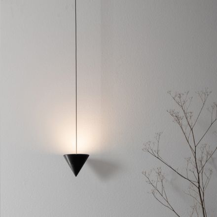 Trådgolvlampa i svart aluminium och kon. Fantastisk minimal design - Mercado Viadurini