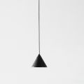 Trådgolvlampa i svart aluminium och liten kon Minimal Design - Mercado