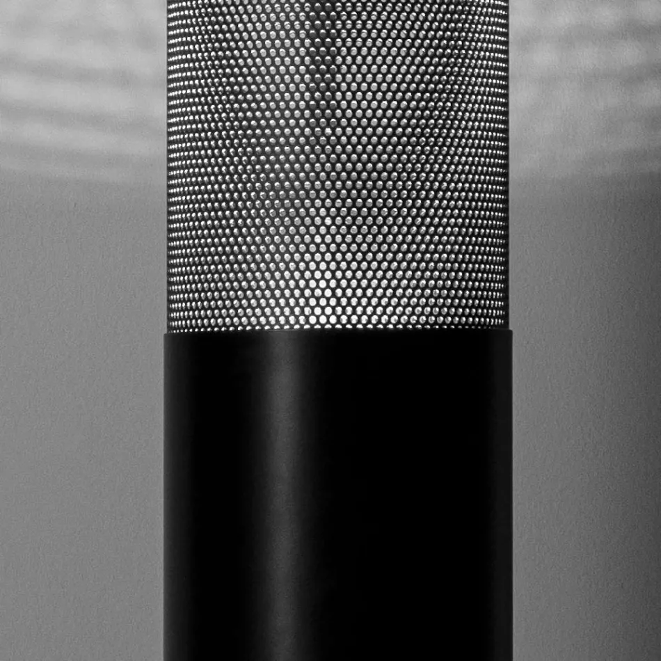 Golvlampa med perforerad metalldiffusor Tillverkad i Italien - Kom Viadurini