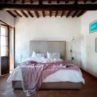 Vardagsrumsgolvlampa i vit eller matt svartmetall med hyllor - Butler Viadurini