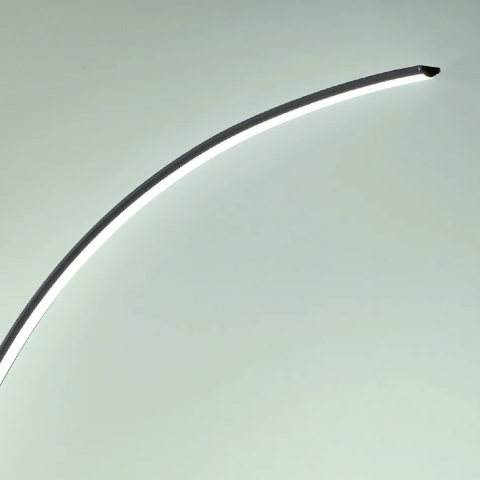 Modern dimbar LED-golvlampa i svart, guld eller vit metall - Gondol Viadurini