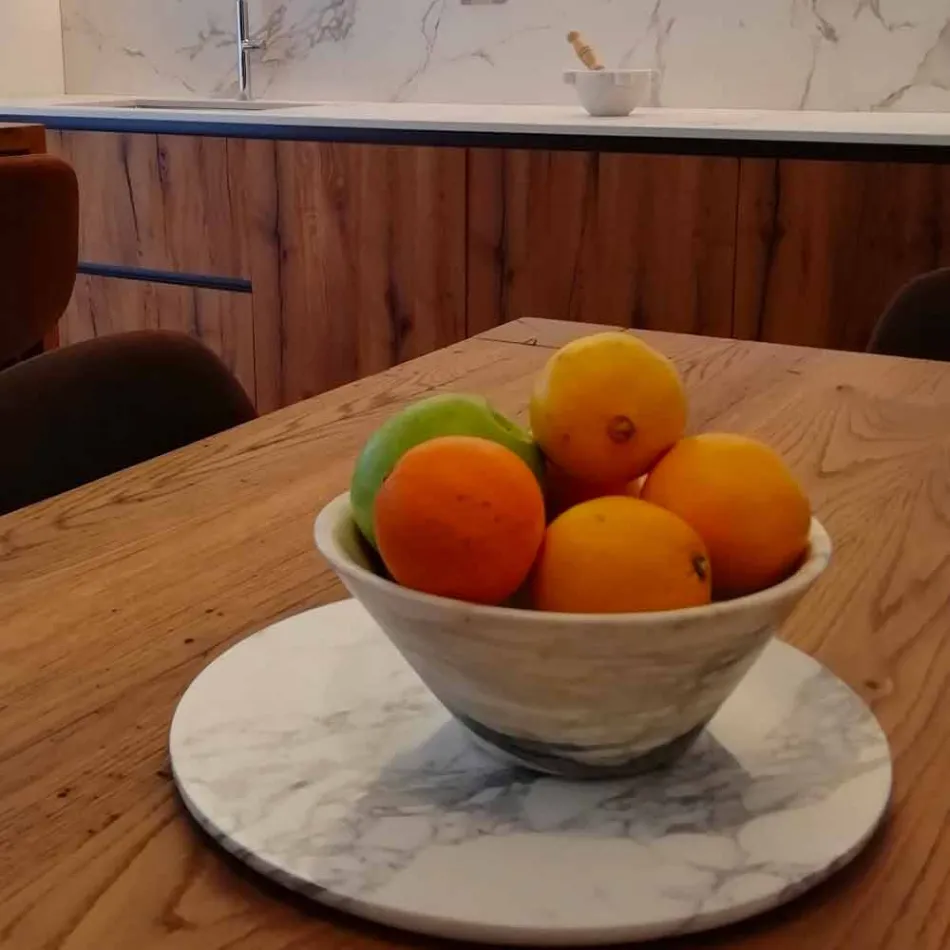 Rund serveringsplatta i vit Carrara-marmor Tillverkad i Italien - Kamil Viadurini