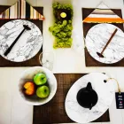 Rund serveringsplatta i vit Carrara-marmor Tillverkad i Italien - Kamil Viadurini